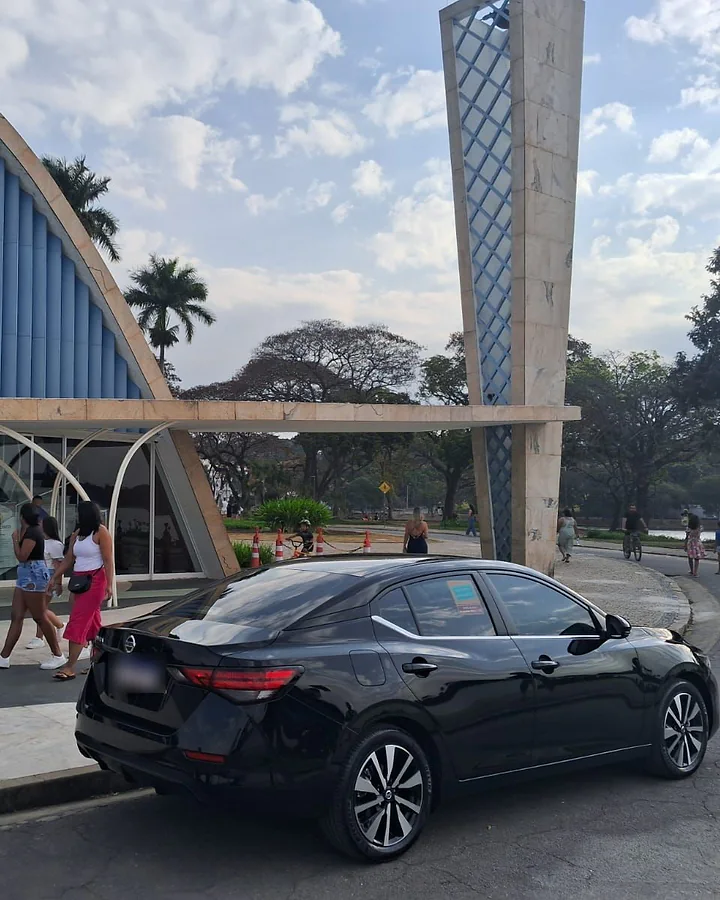 Táxi executivo preto diante da Igreja São Francisco de Assis, a Igrejinha da Pampulha, em Belo Horizonte